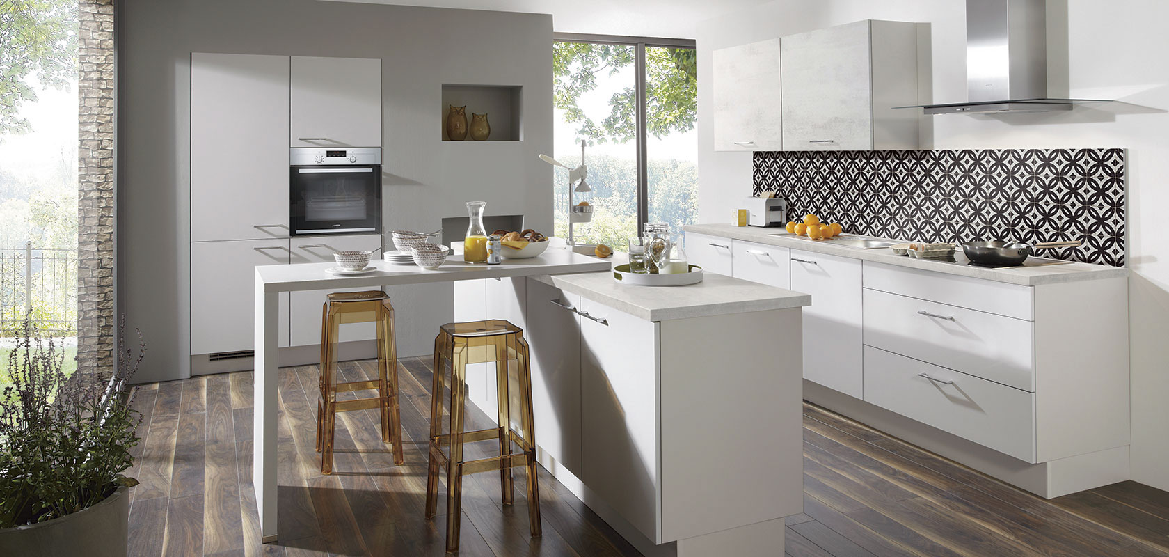 Die Küchentheke kann je nach Wunsch ausgestattet werden. Sie kann als freistehende Kochinsel mit integrierter Herdplatte fungieren.